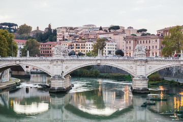 Obraz premium bridge Ponte Vittorio Emanuele II in evening