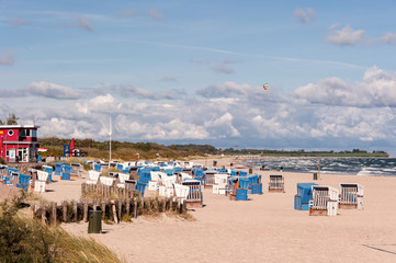 Fototapeta na wymiar Strandkörbe am strand