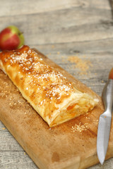 Strudel di mele e marmellata di albicocche