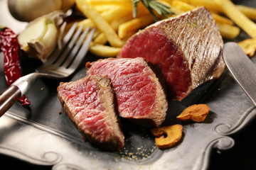 牛もも肉 レアステーキ　Cow thigh meat rare steak