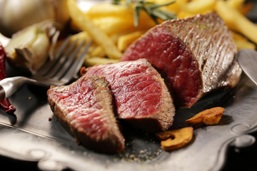 牛もも肉 レアステーキ　Cow thigh meat rare steak