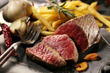 牛もも肉 レアステーキ　Cow thigh meat rare steak