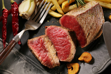牛もも肉 レアステーキ　Cow thigh meat rare steak