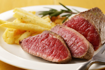 牛もも肉 レアステーキ　Cow thigh meat rare steak
