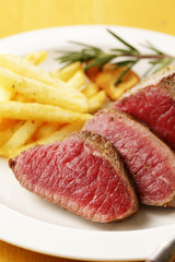 牛もも肉 レアステーキ　Cow thigh meat rare steak