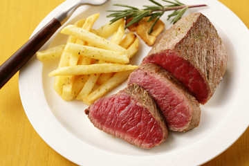 牛もも肉 レアステーキ　Cow thigh meat rare steak