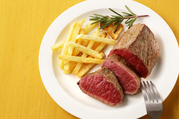 牛もも肉 レアステーキ　Cow thigh meat rare steak