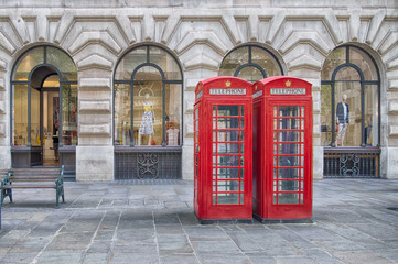 red phone boxes - 130190672