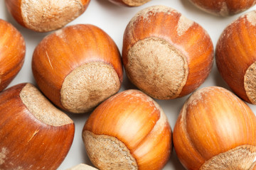 Avellanas naturales sobre un fondo blanco. Vista superior y de cerca macro