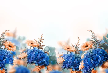 Photo sur Aluminium Hortensia Arrière-plan incroyable avec des hortensias et des marguerites. Fleurs jaunes et bleues sur un blanc blanc. Carte florale nature. papillons de bokeh.