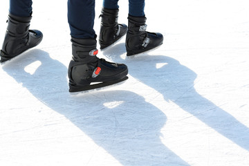 Obraz premium Mother and little daughter learning to skate on winter time