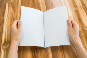 Obraz premium Hands open book on wood table .