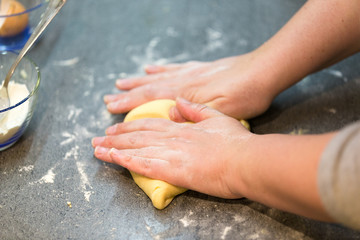 Mani femminili che preparano impasto per dolci