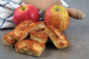 Cakes &agrave; la pomme &agrave; c&ocirc;t&eacute; de pommes et d'un rouleau &agrave; p&acirc;tisserie