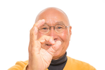 オーケーサインを出すシニア