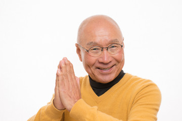 拍手をするシニア