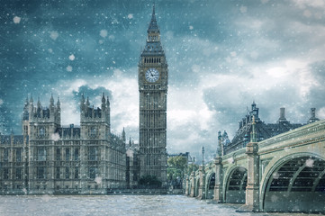 Big Ben und Westminster in London bei Schneesturm im Winter