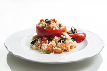 piatto riso freddo con pomodoro ripieno e verdure