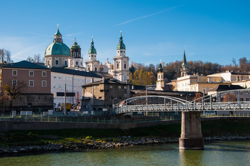 Fototapeta premium Widok na ulicy ze starym miastem nad rzeką w Salzburgu w Austrii