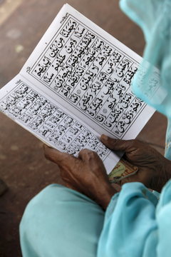 Women reading at Jamma Masjid (Delhi Great Mosque), Delhi