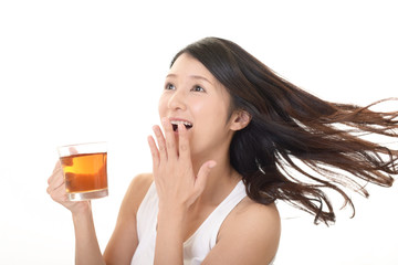 紅茶を飲む女性