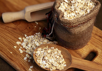 Сумка с овсяной крупой. Насыпая деревянной ложкой