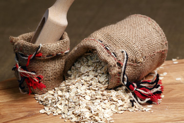 Овсяные хлопья в мишке. Высыпаясь деревянной ложкой