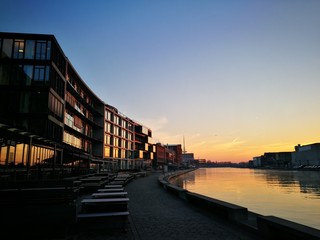 Sonnenaufgang mit Raureif am frühen Morgen mit moderner Architektur im Sonnenschein am Kreativkai an der Hafenpromenade am alten Hafen von Münster in Westfalen am Dortmund-Ems-Kanal im Münsterland © Martin Debus