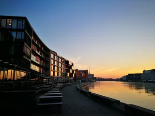Sonnenaufgang mit Raureif am frühen Morgen mit moderner Architektur im Sonnenschein am Kreativkai an der Hafenpromenade am alten Hafen von Münster in Westfalen am Dortmund-Ems-Kanal im Münsterland © Martin Debus