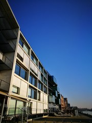 Strahlend blauer Himmel und Sonnenschein mit moderner Architektur über dem Kreativkai an der...
