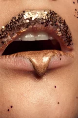 Nahaufnahme der Lippen mit goldenem Glitzer auf ihrer unteren Lippe © DC Studio