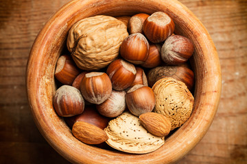 Frutos secos, almendras, nueces, avellanas dentro de un cuenco de madera. Vista superior y de cerca