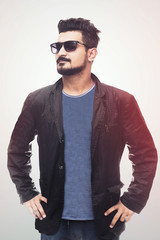 Obraz premium Handsome fashion man smiling and wearing sunglasses