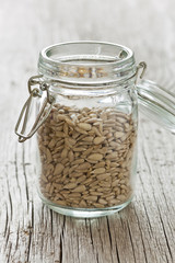 Geschälte Sonnenblumenkerne in einem Glas