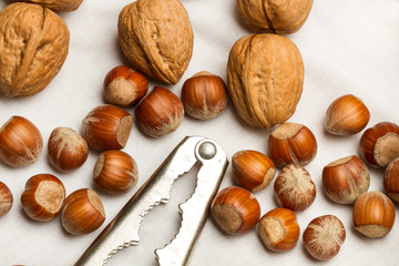 Nueces y Avellanas naturales sobre fondo de madera vista desde arriba