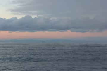 夜明け前の海　遠くの雲