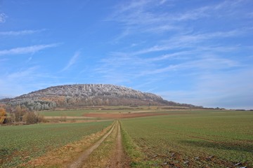 Blick auf den Isthaberg mit Raureif 

