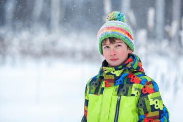 Fototapeta na wymiar cheerful happy boy playing in winter park,