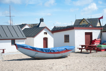 Fototapeta na wymiar Boot und Fischerhütten, Klittmöller, Dänemark