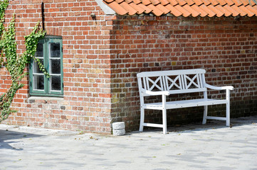 weiße Bank an einem alten Haus, Jütland, Dänemark