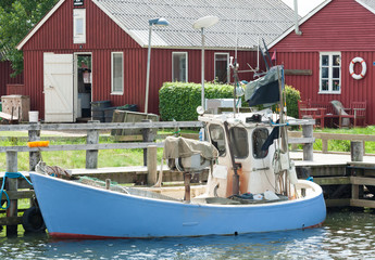 Fototapeta na wymiar Fischerboot und Hütten im Hafen von Ringköbing, Jütland, Dänemark