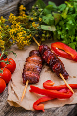 Skewers of smoked salmon on  with prawns and vegetables