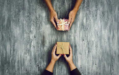 woman and man exchanging gifts - obrazy, fototapety, plakaty
