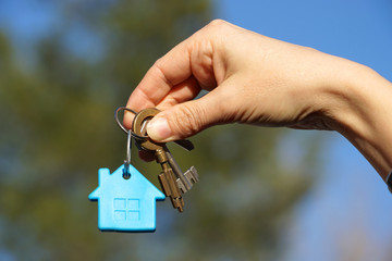 clefs de maison et main de femme