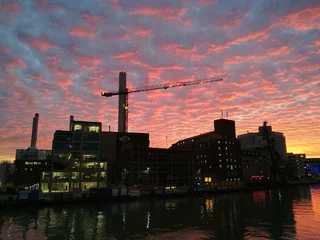 Idyllischer Sonnenuntergang mit Schäfchenwolken, Schornstein und Baukran am Kreativkai am alten Hafen von Münster in Westfalen am Dortmund-Ems-Kanal im Münsterland © Martin Debus