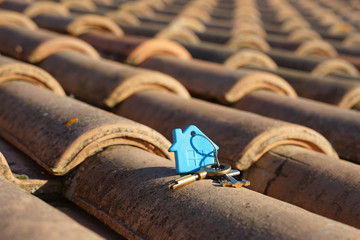 clefs sur le toit de la maison