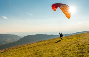 Paraglider in zonnige dag vliegen in Palava, heuvel Devin, Zuid-Moravië, Tsjechië