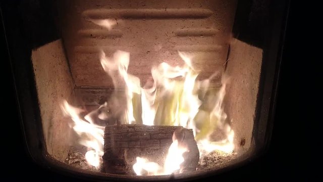 Feuer im Holzofen