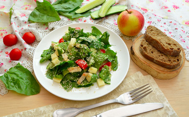 Vegetable spinach and apple salad