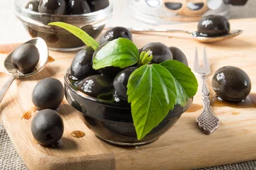 Foto op Plexiglas Black olives on a wooden tray © romensky